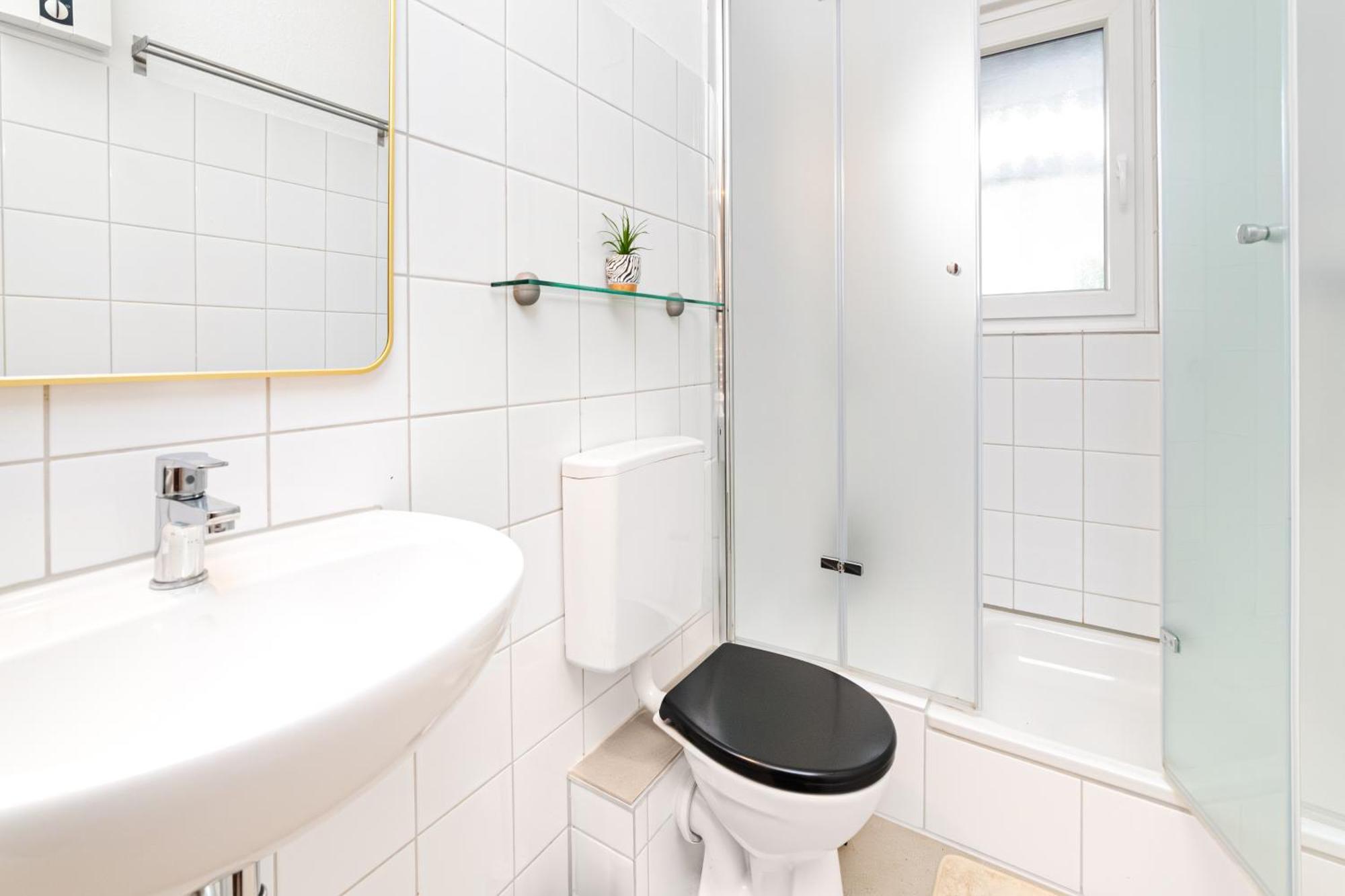 Smart Home - Essen - Perfect For 5 Guests! Central - Balcony - Netflix - Free Parking Zone Buitenkant foto